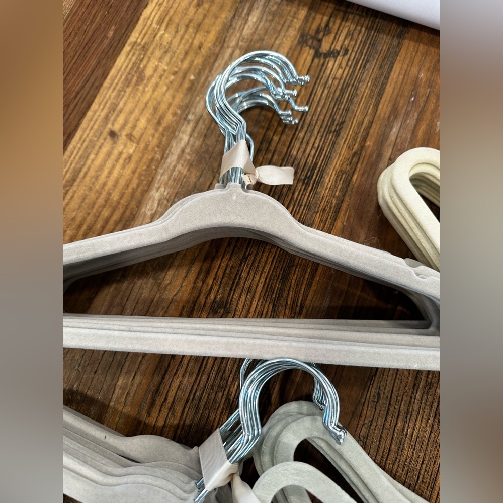 Non-Slip Velvet Clothes Hangers - Light Gray & Cream small - Picture 5 of 9
